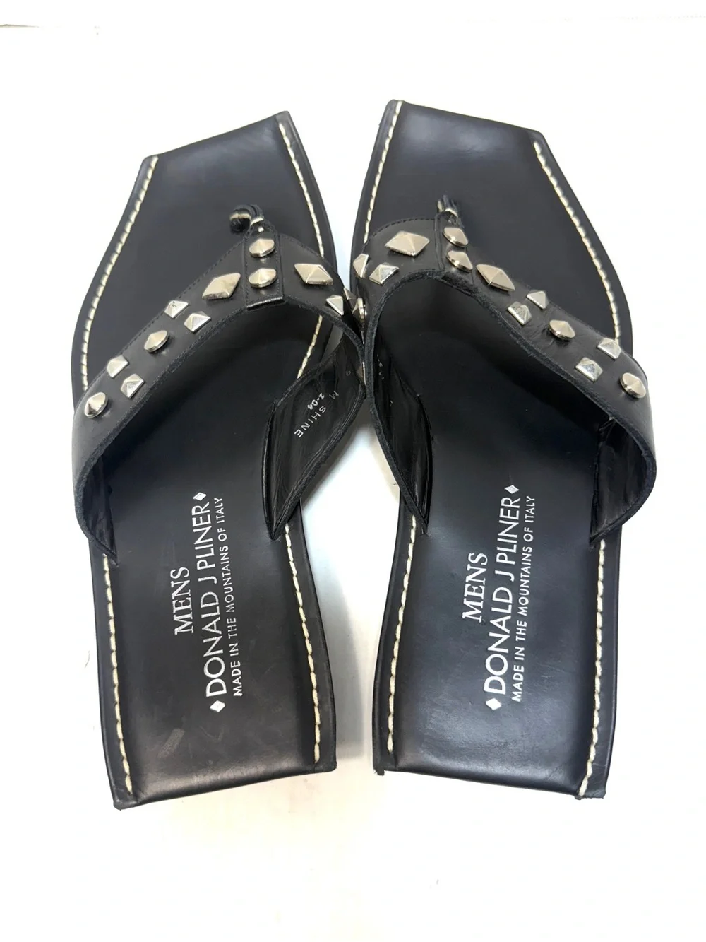 NEW Donald J Pliner Men’s Black Leather Metal Pyramid Studs Thong Sandal Size 9M